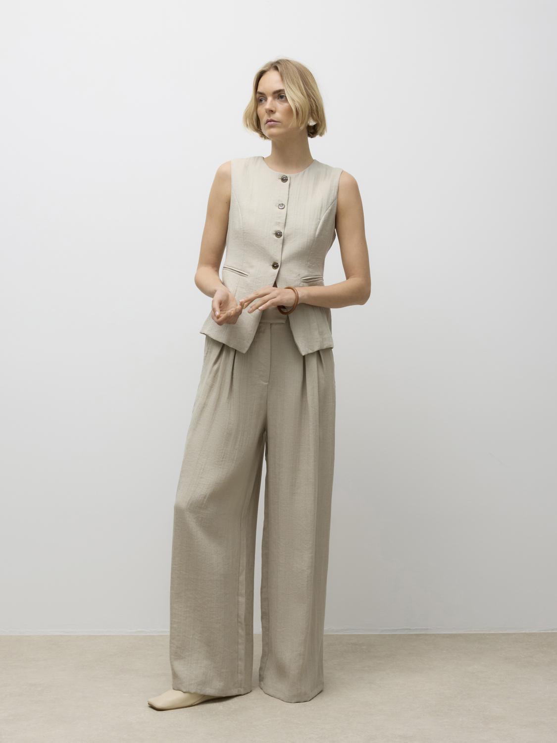 model_shot-front_full